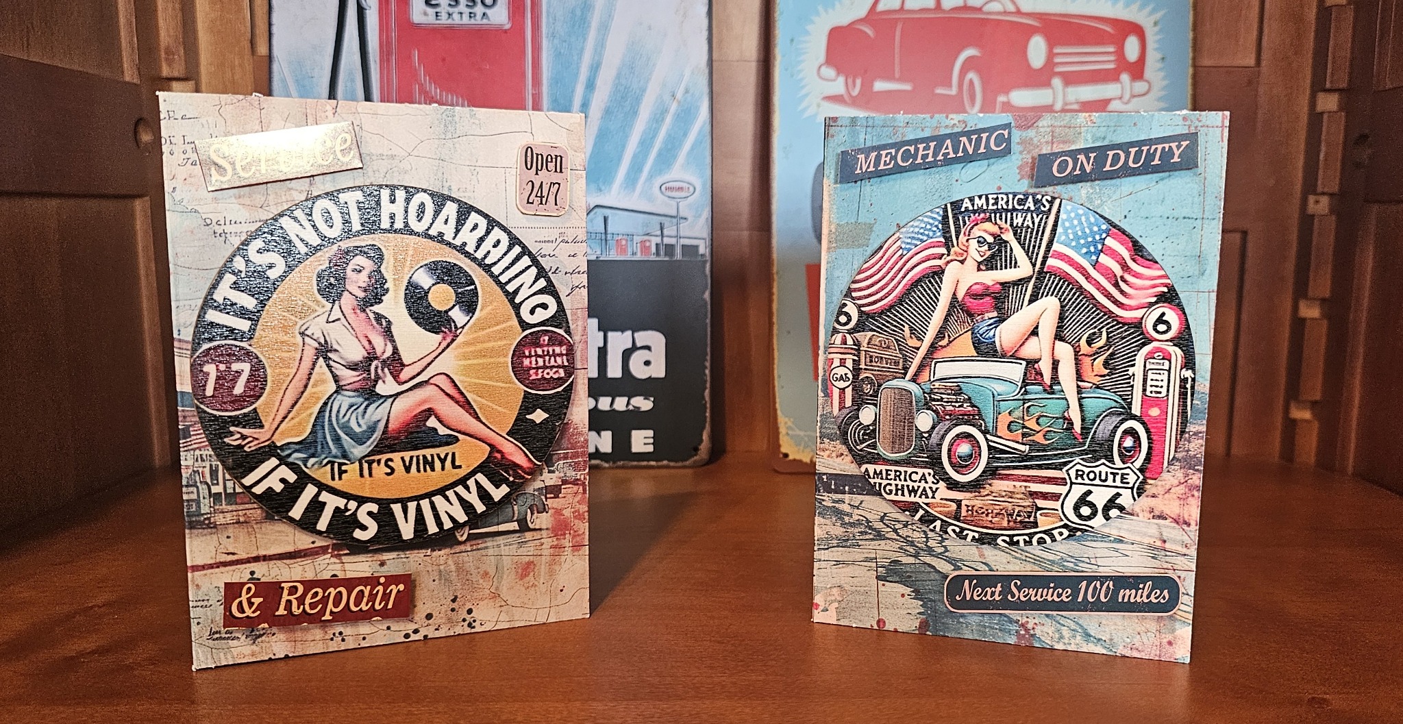 Dwie kartki Route 66 z pin-up, winylami, hot rodem i szyldami serwisowymi
