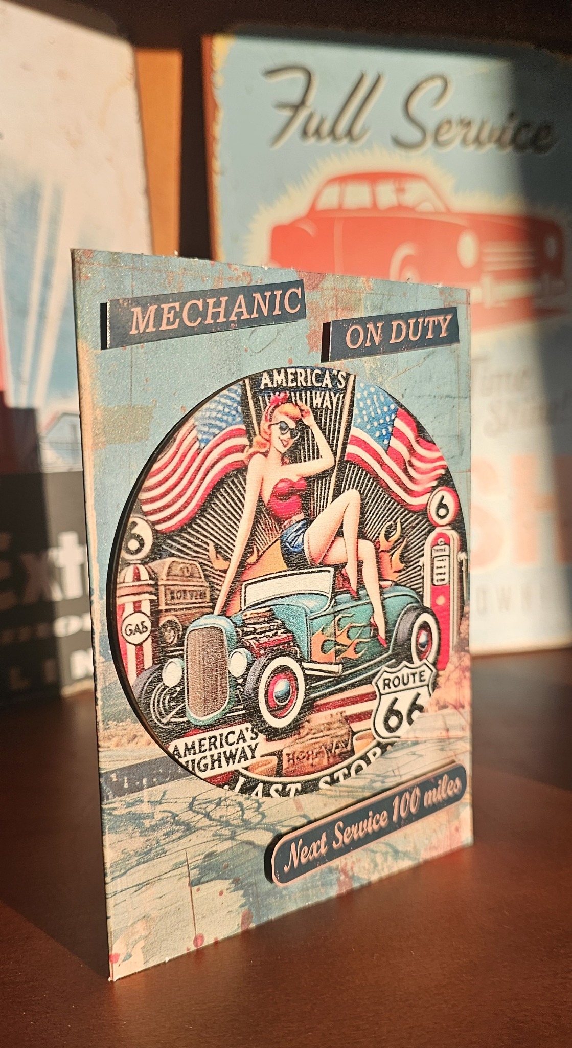 Front kartki Mechanic on duty z pin-up i turkusowym hot rodem