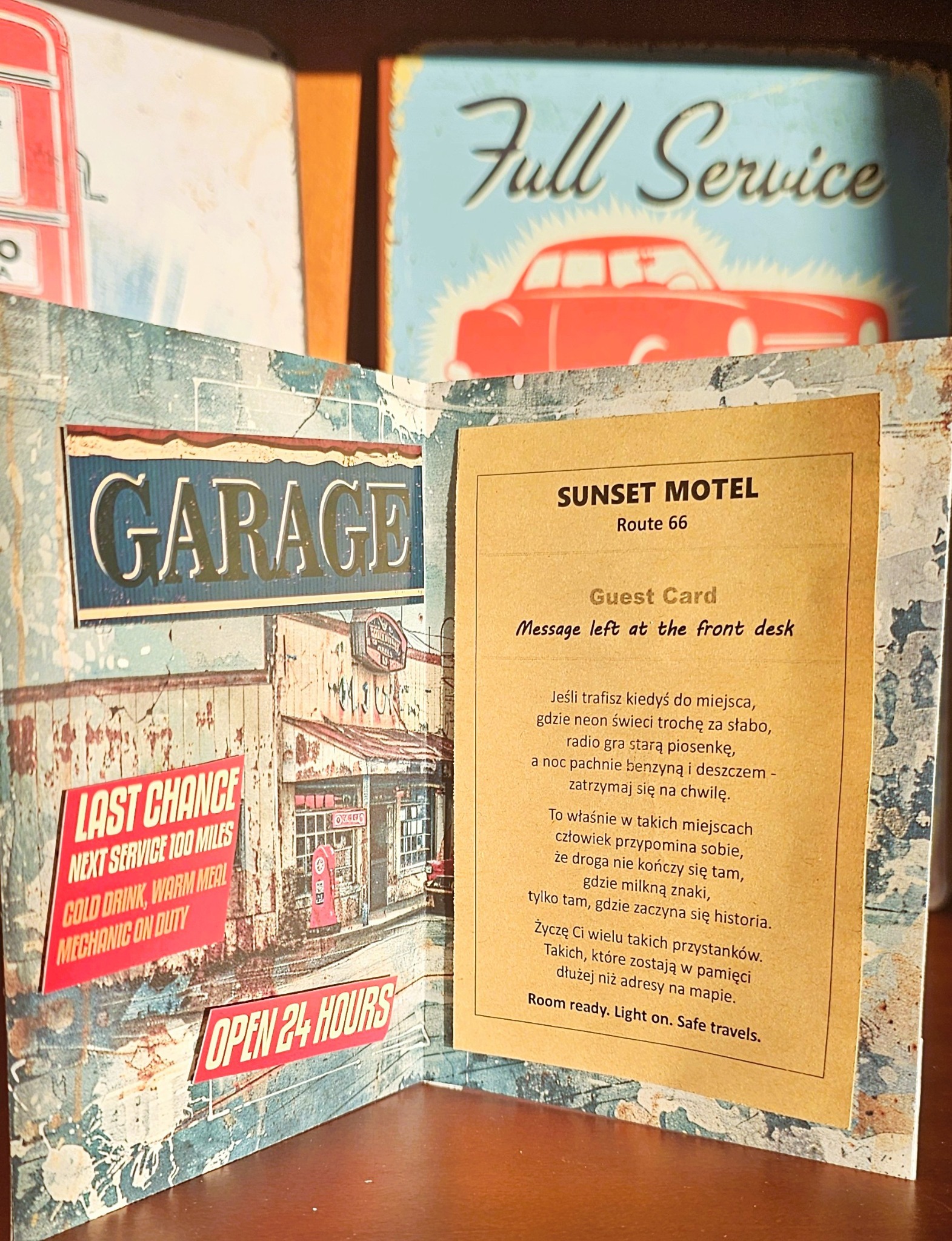 Otwarte wnętrze kartki z garażem i kartą gościa Sunset Motel